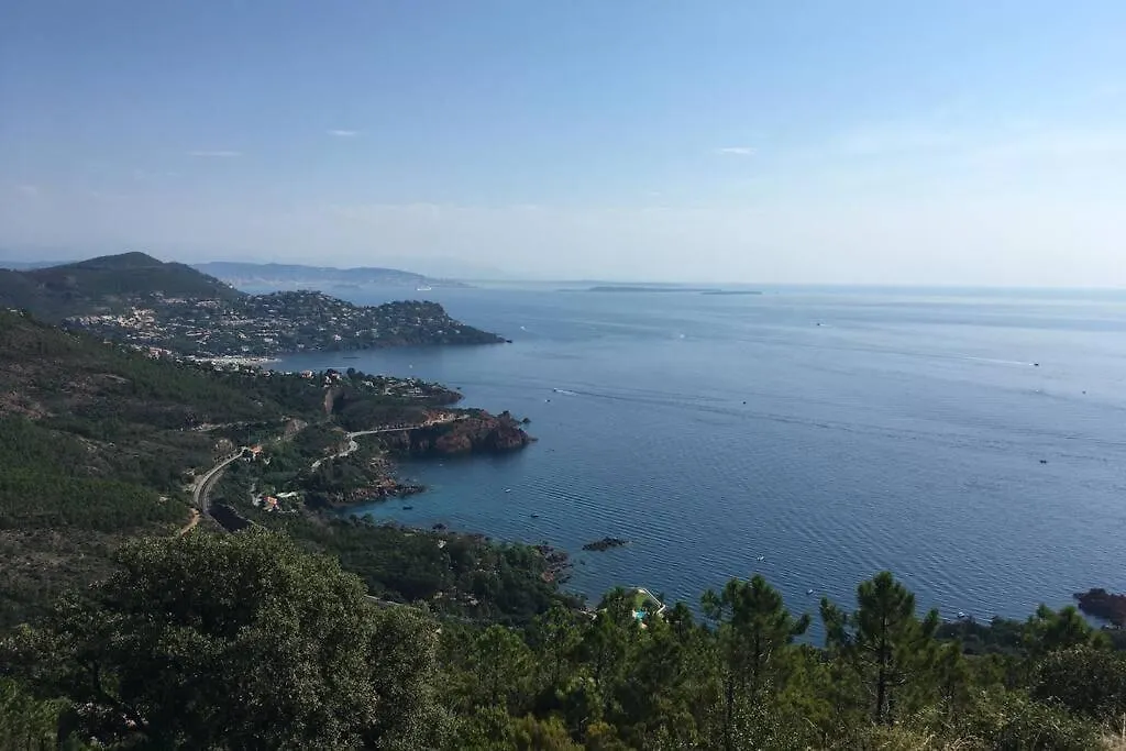 Villa A L'Etage Avec Piscine Proche Bord De Mer Saint-Raphaël 0*,  Frankreich