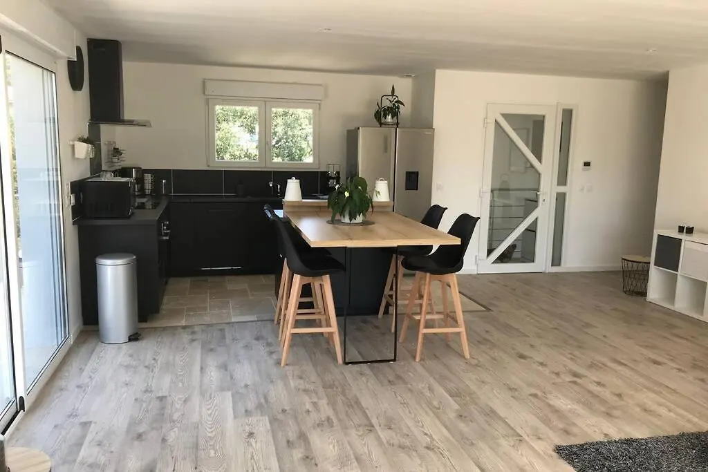 Hébergement de vacances Villa A L'Etage Avec Piscine Proche Bord De Mer Saint-Raphaël
