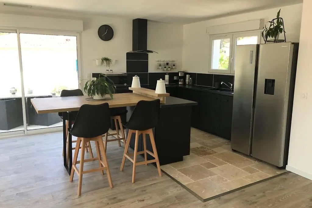 Hébergement de vacances Villa A L'Etage Avec Piscine Proche Bord De Mer Saint-Raphaël France